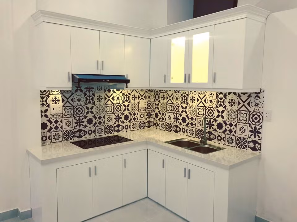 Tủ bếp màu trắng mang đến không gian rộng rãi và cảm giác nhẹ nhàng.