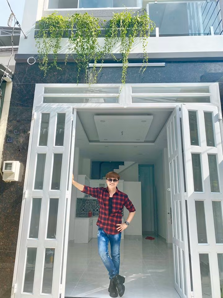 Biệt thự 3 tầng giữa Sài Thành cực hoành tráng của “MC giàu nhất VN“ Biet thu 3 tang giua Sai Thanh cuc hoanh trang cua “MC giau nhat VN“