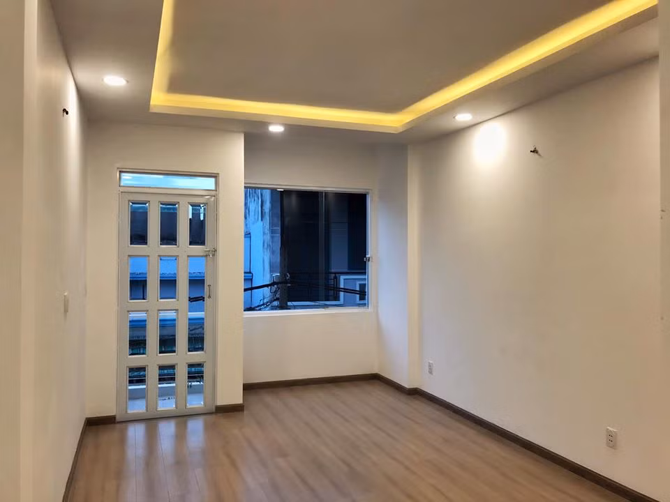 Bên trong nhà có 3 phòng ngủ, 3 nhà vệ sinh và 1 phòng thờ.