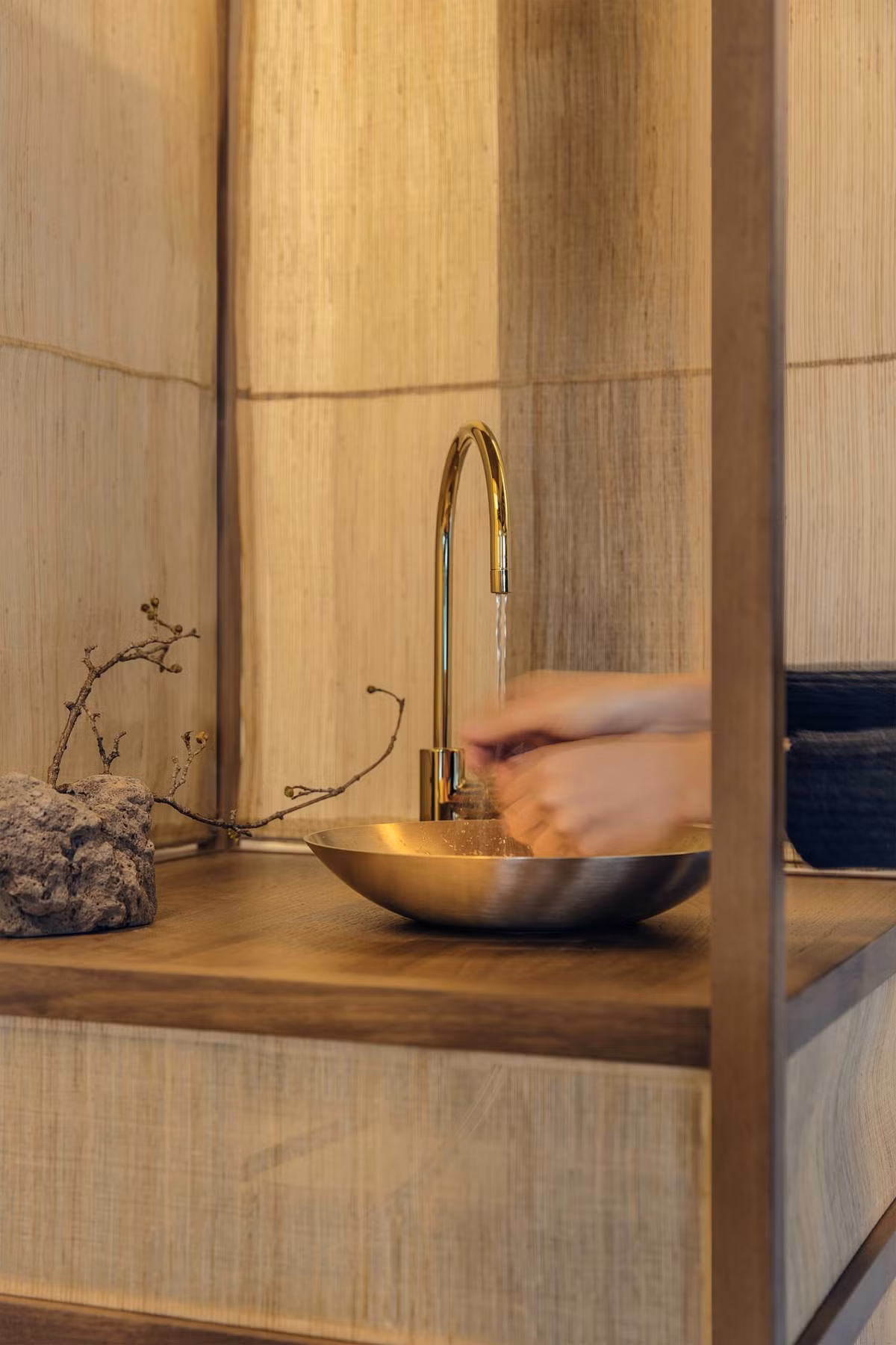 Bồn rửa tay nhỏ vừa vặn với không gian. Nguồn ảnh: Archdaily. Video: Độc đáo cách tạo lối vào nhà. Nguồn: VTC1