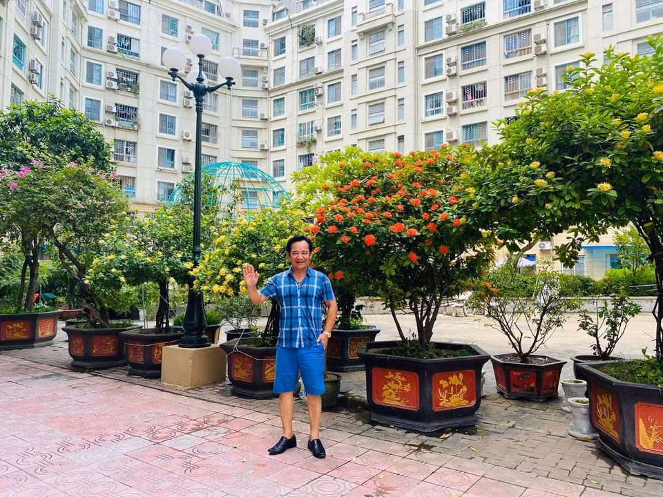 Mới đây, trên trang cá nhân, nghệ sĩ Quang Tèo khoe hình ảnh rạng rỡ khi chụp hình bên vườn cây cảnh của nhà mình. Ảnh: FBNV.