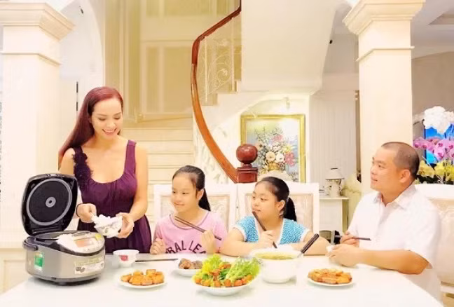 Hiện tại, họ đang sống trong đó là biệt thự trị giá nửa triệu đô tại quận 9, TP Hồ Chí Minh. Căn biệt thự được xây 3 tầng, kiểu dáng hiện đại Châu Áu với tông màu trắng là chủ đạo vô cùng sang trọng tinh tế.