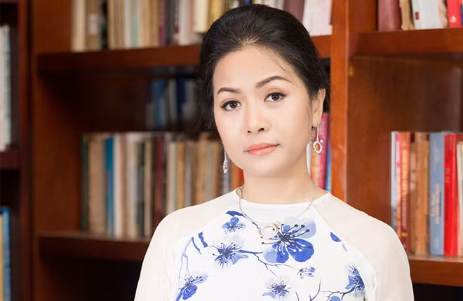19 tuổi, Uyên Phương bắt đầu theo học ngành Quản trị Kinh doanh tại Singapore. Tốt nghiệp năm 22 tuổi, Uyên Phương về đầu quân cho tập đoàn của gia đình với vị trí thư ký cho giám đốc marketing.