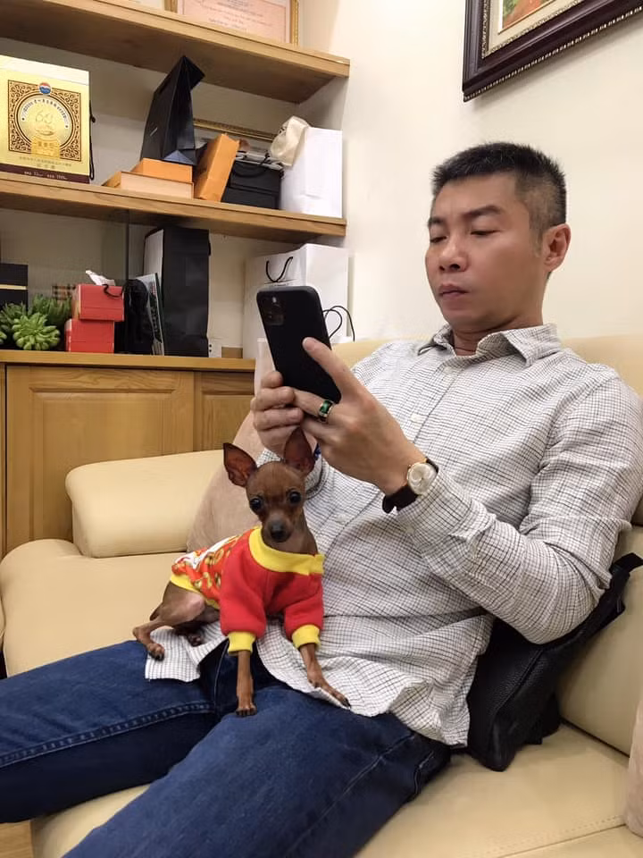 "Bắc Đẩu" Công Lý thư giãn trên chiếc sofa trong phòng khách.
