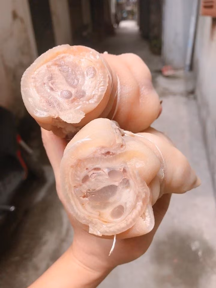 Đáng chú ý, nhiều đầu mối bán móng giò rút xương còn khẳng định hàng có sẵn, khách đặt sẽ nhận được trong thời gian khoảng 1 tiếng, tùy gần xa.