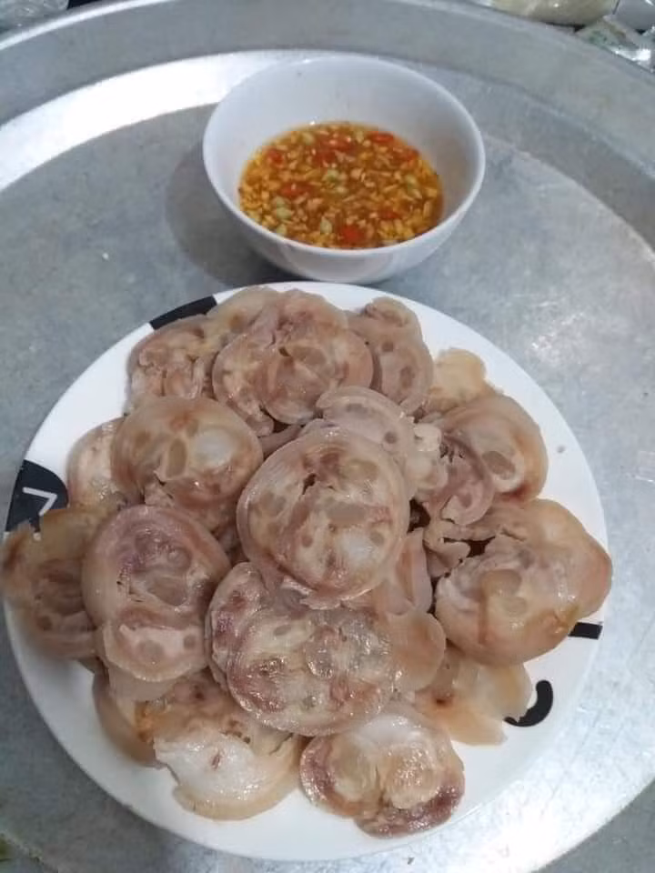 Cô Sao (một đầu mối bán móng giò rút xương ở Hà Nội) cho biết do giá rẻ, nên món chân giò rút xương luộc sẵn rất đang hút khách.