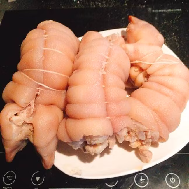 Chị Yên khẳng định, hàng chị bán là móng giò nhập khẩu, giá rất rẻ.
