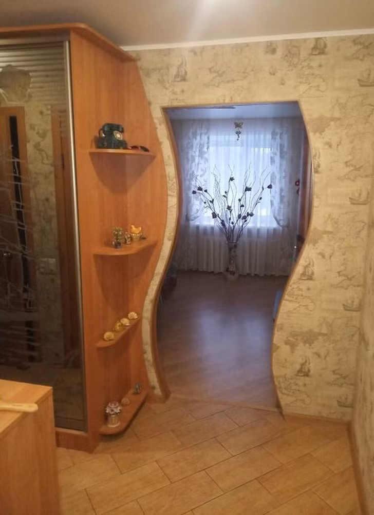 Vì muốn cách điệu theo hình của chiếc kệ bên cạnh để cho chúng trông nổi bật nhưng kết quả là chưa có cánh cửa nào phù hợp. Ảnh: Brightside. Video: Độc đáo cách tạo lối vào nhà. Nguồn: VTC1