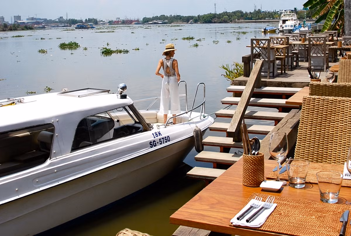 Dù lọt top quán bar nhưng thực chất The Deck là một nhà hàng có diện tích rộng rãi, không gian mở, thoáng đãng, nằm sát sông Sài Gòn.