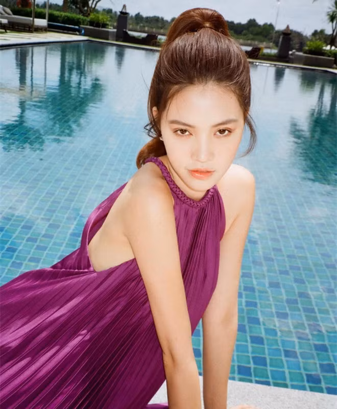 Hoa hậu con nhà giàu Jolie Nguyễn luôn luôn khoác lên mình những bộ đồ đắt đỏ.