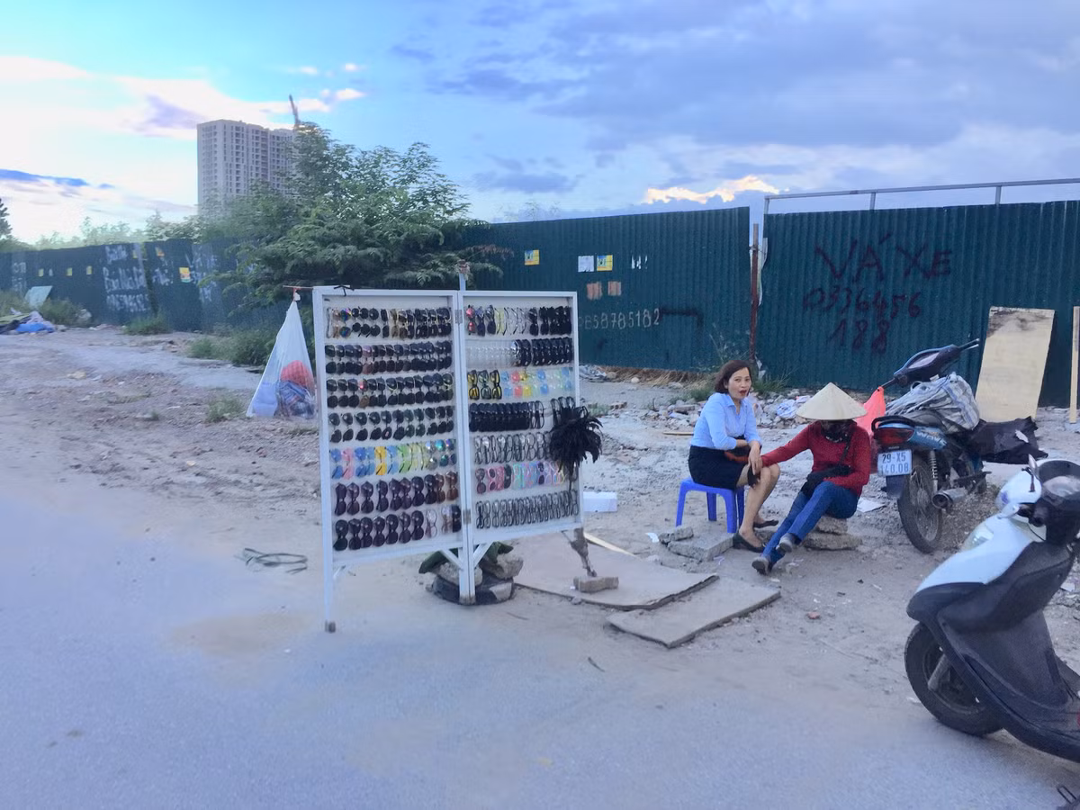 Các chuyên gia khuyến cáo, để mua được những chiếc kính râm có chất lượng cao, người tiêu dùng nên đến những của hàng chuyên về kính mắt để có được sự lựa chọn và tư vấn tốt nhất. (Ảnh: Hồng Anh) Video: Rước họa đeo kính ‘hàng hiệu’ giá vỉa hè. Nguồn: VTC1