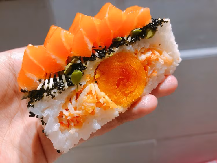 Nhân bên trong là nguyên liệu quen thuộc của một chiếc sushi Nhật Bản như lươn nướng Nhật Bản, hàu Nhật chiên xù, cá hồi, tôm trứng muối cùng các loại trứng cá. Ảnh: Hoàng Như Trương.
