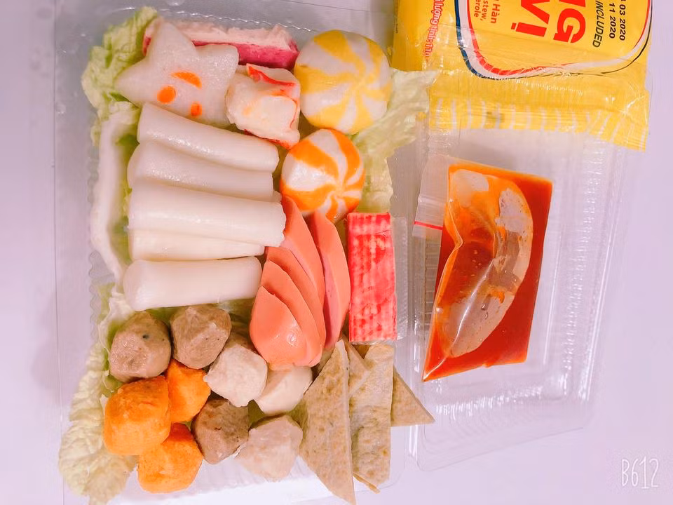 Ngoài nhân lẩu, mỗi set lẩu tokbokki còn có kèm những túi nước sốt Hàn, mì tôm, thậm chí cả rau xanh để mọi người tiện nấu ăn kèm.