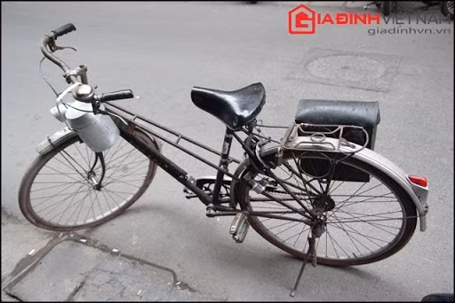 Không phải Roll Royce hay Ferrari...siêu xe của giới nhà giàu Việt thời bao cấp là chiếc xe đạp thống nhất. Hồi đó, giá trị của chiếc xe đạp ngang xế hộp sang trọng ngày nay. Ảnh: Giadinhvietnam.