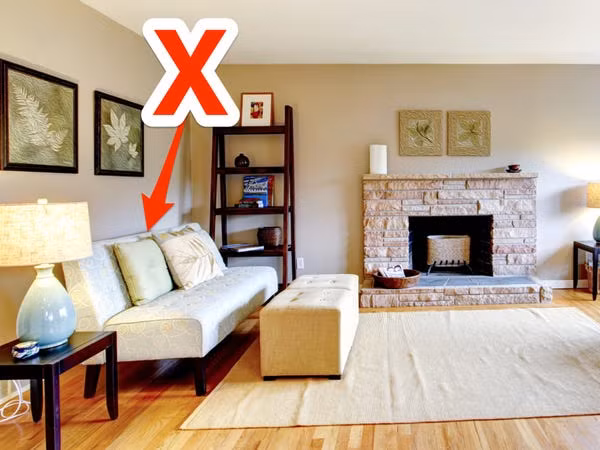 Hầu hết các gia đình có phòng khách nhỏ đều để sofa ở vị trí sát tượng hoặc dựa vào tường. Thế nhưng, để sofa sát tường và chừa không gian còn lại quá nhiều, gây mất thẩm mĩ. Khi đó, nhìn phòng khách giống phòng tập nhảy hơn.
