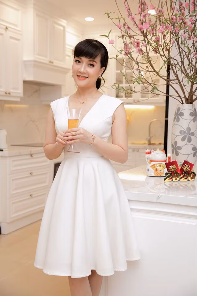 Nghệ sĩ hài Vân Dũng cũng sắm cành đào lớn để trang trí nhà.