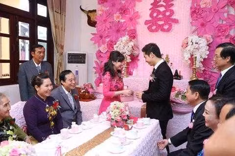 Chú rể là Tổng giám đốc một công ty chuyên về thủy sản lớn ở Bạc Liêu còn cô dâu gánh vác trọng trách bà chủ 2 nhà hàng hải sản của bố mẹ. Ảnh: Vietnamnet. Video: Đại gia Việt lùng sục cá ‘khủng long 6 sừng. Nguồn: VTC14