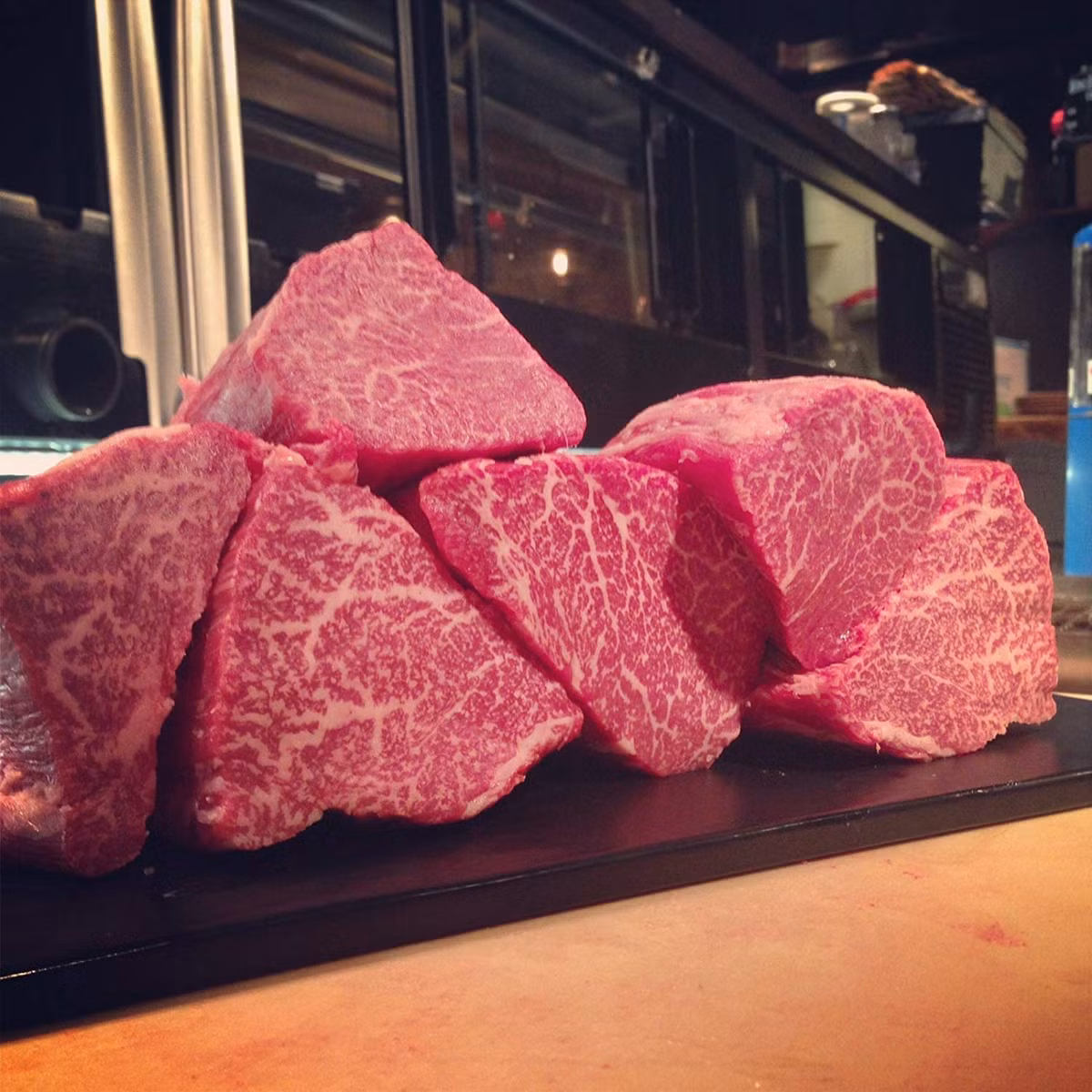 Vì sao thịt bò Kobe 18 triệu đồng/kg mà vẫn ùn ùn người mua? Vi sao thit bo Kobe 18 trieu dong/kg ma van un un nguoi mua?