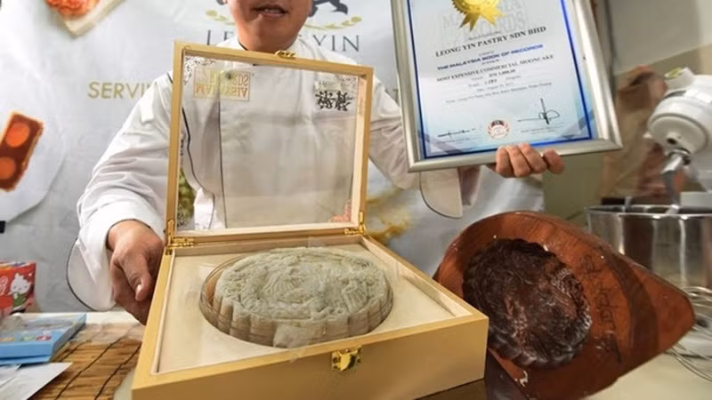 Tết Trung thu năm 2017, chiếc bánh đắt nhất của Malaysia thu hút sự chú ý của người tiêu dùng khi có giá 3.888 RM (tương đương 21,6 triệu đồng). Chiếc bánh cao 4cm và đường kính 17,5cm, to gấp bốn lần một chiếc bánh thông thường. Ảnh: Thesundaily
