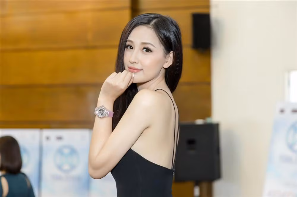 Trước đó, Hoa hậu Việt Nam 2006 đã sở hữu một phiên bản Hublot khác màu hồng bắt mắt, được đính kết 42 viên kim cương lấp lánh, giá gần 1,6 tỷ đồng.