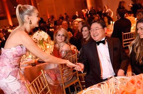 Ngoài đầu tư bất động sản và phim ảnh, Jho Low còn nổi tiếng là một tỷ phú chịu chi, một tay chơi khét tiếng.