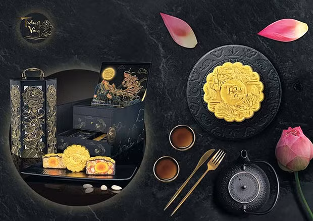 Thương hiệu bánh trung thu Kinh Đô cũng tung ra thị trường hộp gồm 6 bánh Trung thu với giá gần 5 triệu đồng là Kinh Đô. Được biết, Trăng Vàng Black &amp; Gold. Ảnh: Kinhdo.