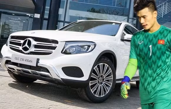 Tháng 12/2019, thủ môn Bùi Tiến Dũng bất ngờ được một doanh nhân tặng một chiếc SUV hạng sang Mercedes-Benz GLC 250 có giá khoảng 2,2 tỷ đồng tại Việt Nam.