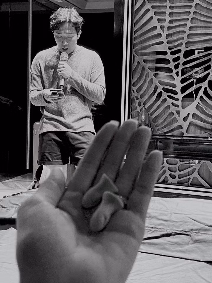 Nhà mới của Trấn Thành - Hari Won là một căn chung cư cao cấp, bao gồm một phòng khách và một phòng ngủ lớn.