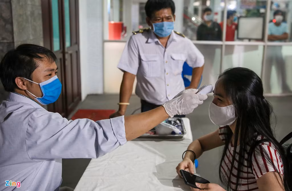 Người có nhiệt độ cơ thể cao bất thường đều được mời bàn y tế để theo dõi. Họ sẽ được nghỉ ngơi, kiểm tra 3 lần để xác định có đủ điều kiện lên tàu hay không.