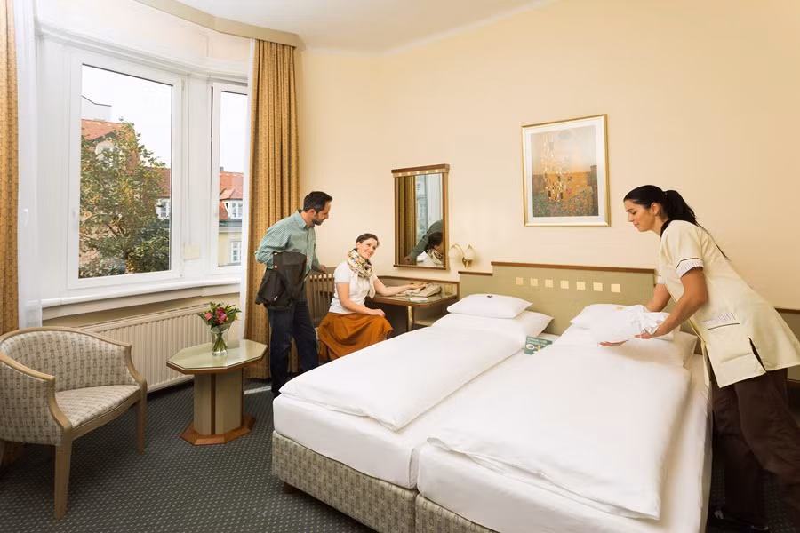 Mỗi quốc gia có một văn hóa khác nhau, nhưng nhìn chung khách thuê thường sẽ được phục vụ tận tình chu đáo hơn nếu hào phóng trong chuyện đưa tiền tip. Nguồn ảnh: Booking, Getty.