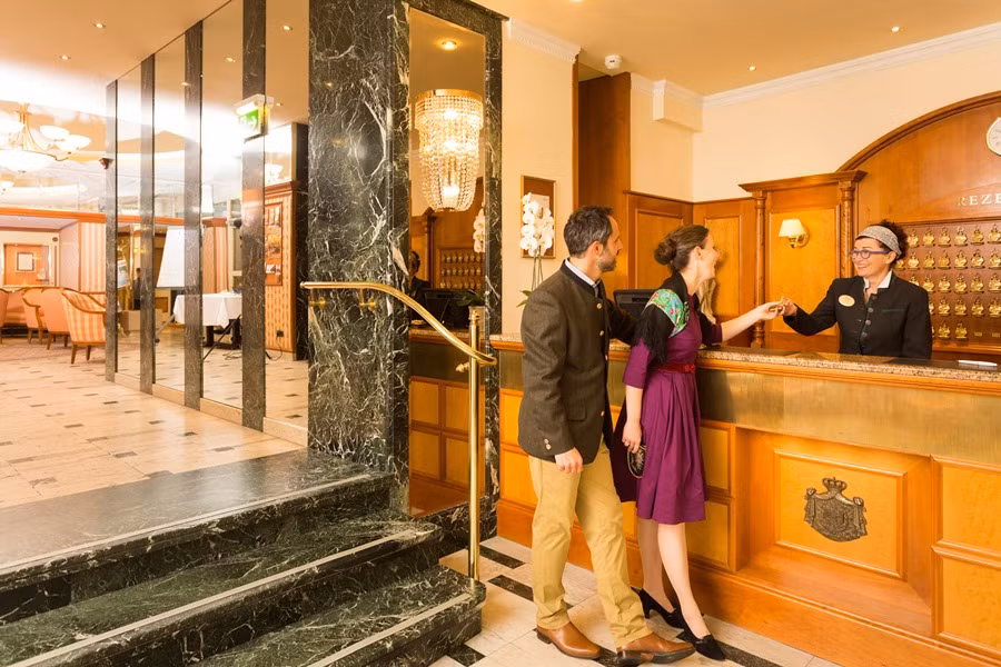 Cameron Nezam - chuyên gia từng làm việc ở tập đoàn khách sạn Rosewood cho biết, các khách sạn hạng sang đều âm thầm tìm hiểu về khách hàng trước khi họ đến để có thể phục vụ khách tốt nhất có thể.