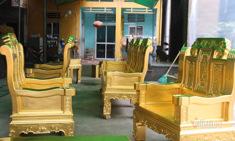 Để dát vàng kín bộ bàn ghế và chiếc sập gỗ, nghệ nhân cần 8 cây vàng. Ảnh: Vietnamnet