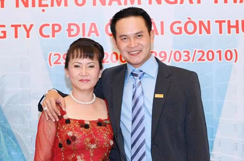 11 năm sau, ông Thành lấn sang lĩnh vực tài chính, giữ vị trí Chủ nhiệm HTX tín dụng Thành Công, sau được cải tổ thành Ngân hàng Sacombank. Cũng từ đó, bà Ngọc thay chồng quản lý cơ sở kinh doanh cồn - tiền thân của Thành Thành Công sau này.