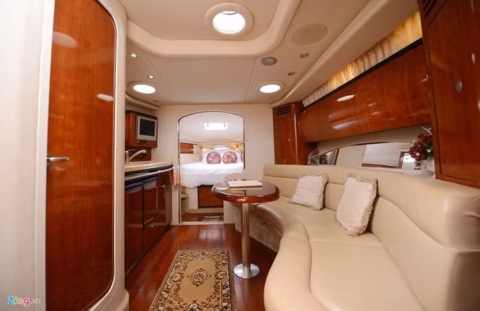 Vị đại gia này sở hữu tới 5 chiếc du thuyền, trong đó 3 du thuyền lớn có 17 cabin, 2 du thuyền nhỏ dành cho gia đình. Ảnh: Zing.