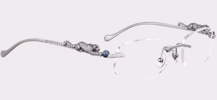 Nhà sản xuất trang sức xa xỉ Cartier lấn sân sang lĩnh vực kính mắt với sản phẩm giá 159.000 USD (3,6 tỷ đồng). Đây cũng là chiếc kính đầu tiên cũng là duy nhất được thiết kế và sản xuất bởi hãng Cartier.