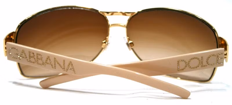 Được làm từ vàng và kim cương, chiếc kính mang số hiệu Dg2027b của thương hiệu Dolce&amp;Gabbana có giá 383.000 USD (8,9 tỷ đồng). Phần tên thương hiệu trên khung kính được tạo thành từ hàng nghìn viên đá quý.