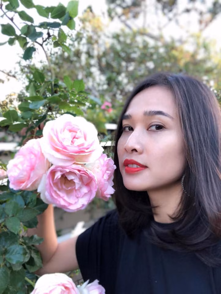 Những lúc rảnh rỗi, Dương Mỹ Linh rất thích chăm sóc cho khu vườn xanh tốt. Ảnh: FBNV