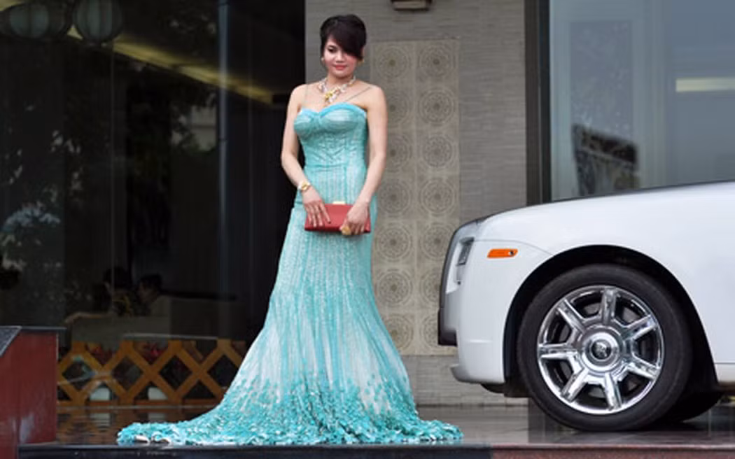 Bà Liễu sinh ra tại Thái Lan sau đó chuyển về Việt Nam sinh sống trong một xóm nghèo của huyện Hương Sơn - Hà Tĩnh. Được biết, bà tự biết kiếm tiền từ năm 11 tuổi. Nửa buổi đi học, nửa buổi đi bán hàng, chắt chiu từng đồng gửi mẹ.