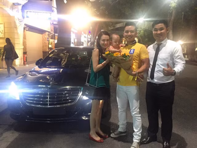 Cuối tháng 9/2015, ca sĩ Tuấn Hưng đã gây choáng về mức độ chịu chơi của mình khi tậu chiếc xe sang Mercedes-Benz S-Class màu đen mới cóng. Chiếc xe sang này thuộc phiên bản Mercedes-Benz S400 và có giá bán chính hãng khi đó vào khoảng 3,699 tỷ đồng. Ảnh: Vietnamnet