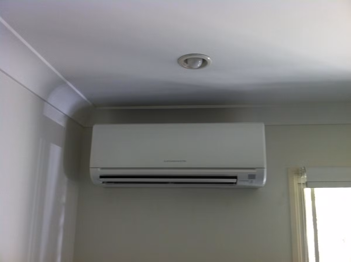 Hãy chắc chắn rằng căn phòng được đóng kín khi bật điều hòa để không làm thất thoát hơi lạnh vì máy sẽ phải làm việc nhiều hơn với công suất lớn hơn. Ngoài ra, hãy treo thêm rèm cửa nếu như phòng đang hứng nắng trực tiếp.