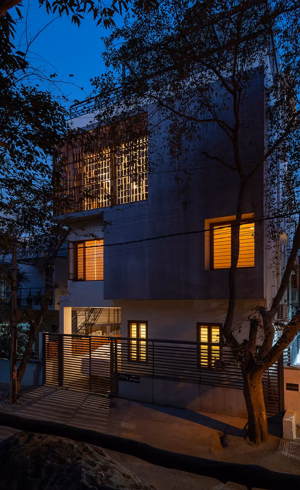 Ngôi nhà 3 tầng lung linh dưới ánh điện. Nguồn ảnh: Archdaily. Video: Độc đáo cách tạo lối vào nhà. Nguồn: VTC1