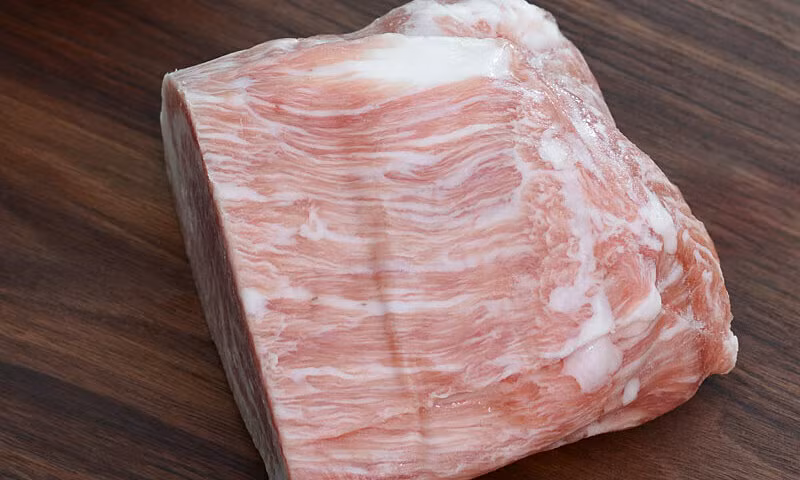 Nạc nọng là phần thịt được lóc ra từ nọng, má con lợn, nổi danh nhờ vị ngọt đậm đà, thịt mềm giòn có xen lẫn các vân mỡ mỏng. Ảnh: Gofood