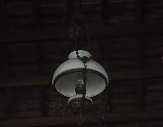 Đèn cổ có giá trị bằng một chiếc xe máy. Ảnh: Người lao động. Video: Độc đáo cách tạo lối vào nhà. Nguồn: VTC1