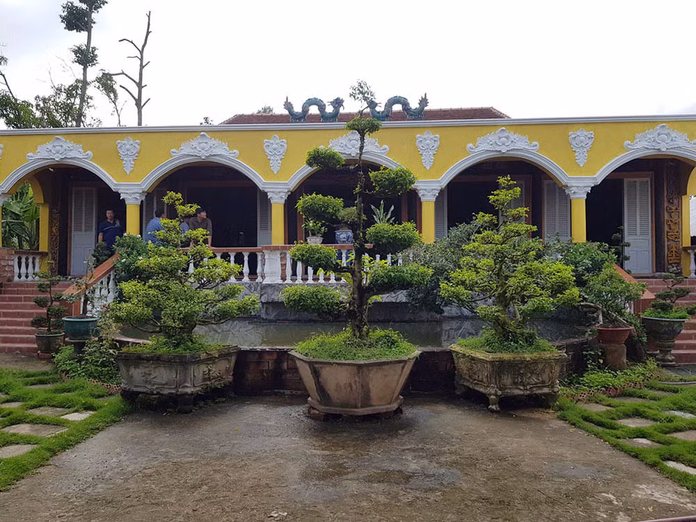 "Đột nhập" ngôi nhà chứa hơn 100 báu vật của đại gia miền Tây Ngôi nhà cổ của anh Tuấn hơn 200 m2, mang kiến trúc nhà rường Nam Bộ (nhà 3 gian 2 chái). Ảnh: Vietnamnet.