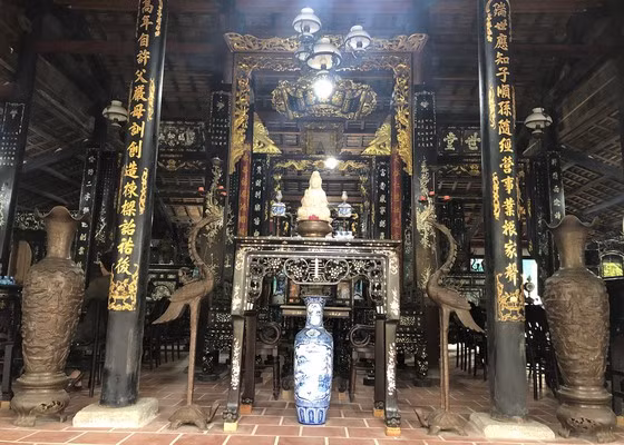 Bên trong nhà được bày trí bắt mắt với nhiều vật dụng mang dáng dấp một căn nhà của bá hộ thời phong kiến. Ảnh: Người lao động.