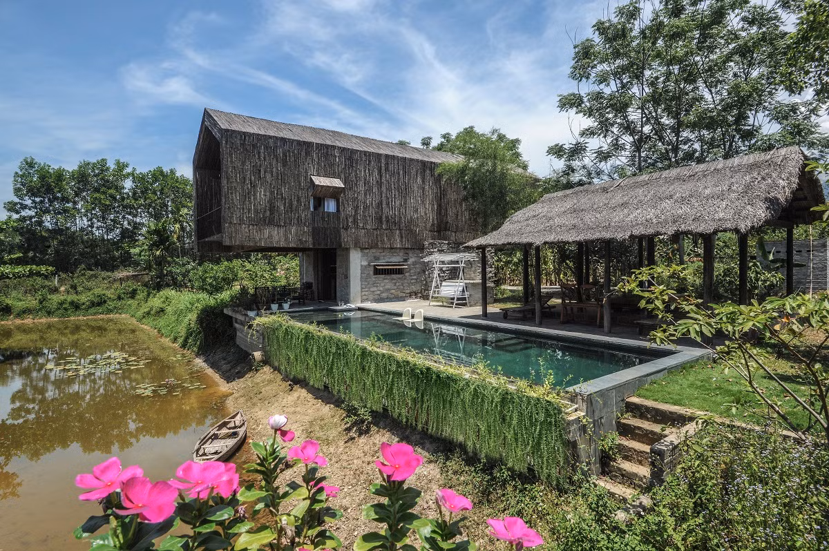 Hoa Phong House được cải tạo trên khu đất có diện tích 400m2 nằm đối diện hồ Hội Khê tại ngoại ô thành phố Đà Nẵng. Ảnh: Archdaily.