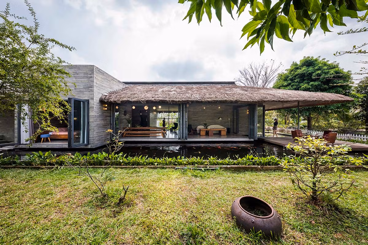 Trên khu đất rộng 3.500 m2 ở Cần Giuộc, Long An, ngôi nhà vườn Am House thuộc sở hữu của một giám đốc Marketing của một tập đoàn lớn, hiện sống tại một chung cư ở Quận 7 (TP. Hồ Chí Minh). Ảnh: Archdaily.