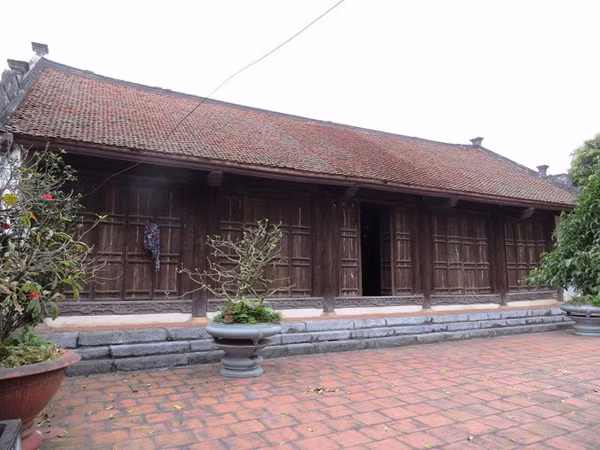 Làm bằng gỗ lim và vàng tâm, ngôi nhà của quan Tổng đốc Sơn Tây Đào Trọng Kỳ (ở vùng Cổ Am, huyện Vĩnh Bảo, Hải Phòng) là một trong số rất ít công trình nhà cổ được bảo tồn trên đất Cảng. Ảnh: Dân Việt.