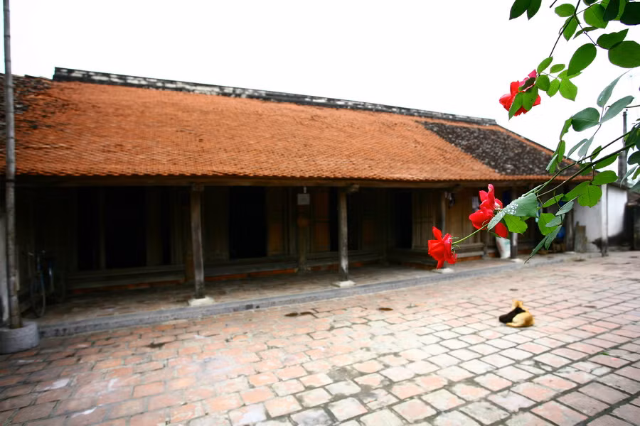 Phần mái nhà mang vẻ đặc trưng, cổ kính của không gian xưa với 16.000 viên ngói vảy cá. Ảnh: VOV.