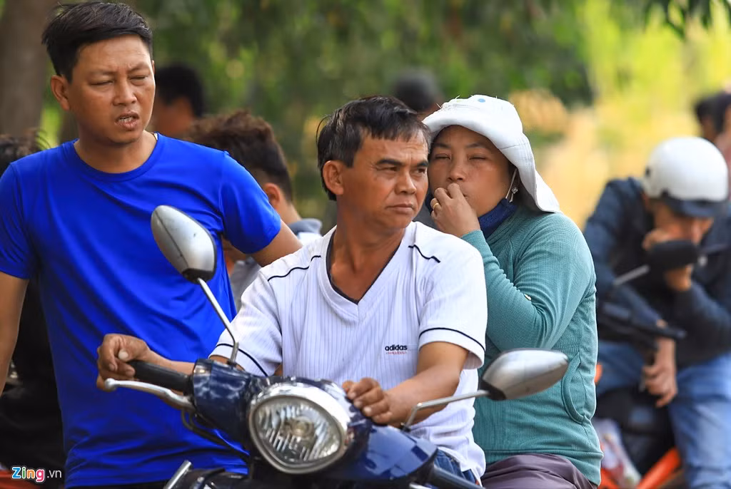 Hai vợ chồng bà Trần Thị Tuyết vừa bán hàng xong lập tức chạy xe từ chợ Tân Phú Trung, cách chốt chặn truy bắt nghi can Tuấn gần 20 km, để xem bắt tội phạm. "Mong lực lượng cảnh sát bắt được nghi can chứ tôi lo cho mọi người ở đây quá", chị Tuyết chia sẻ.